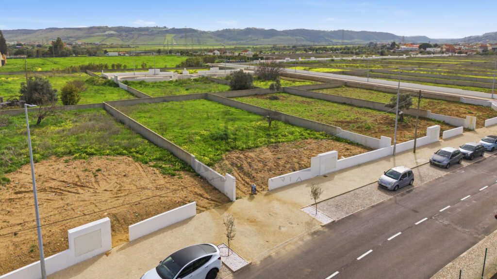 Terreno Urbano - Urbanização Quinta da Bandeira, Lote 2 (São Julião do Tojal)