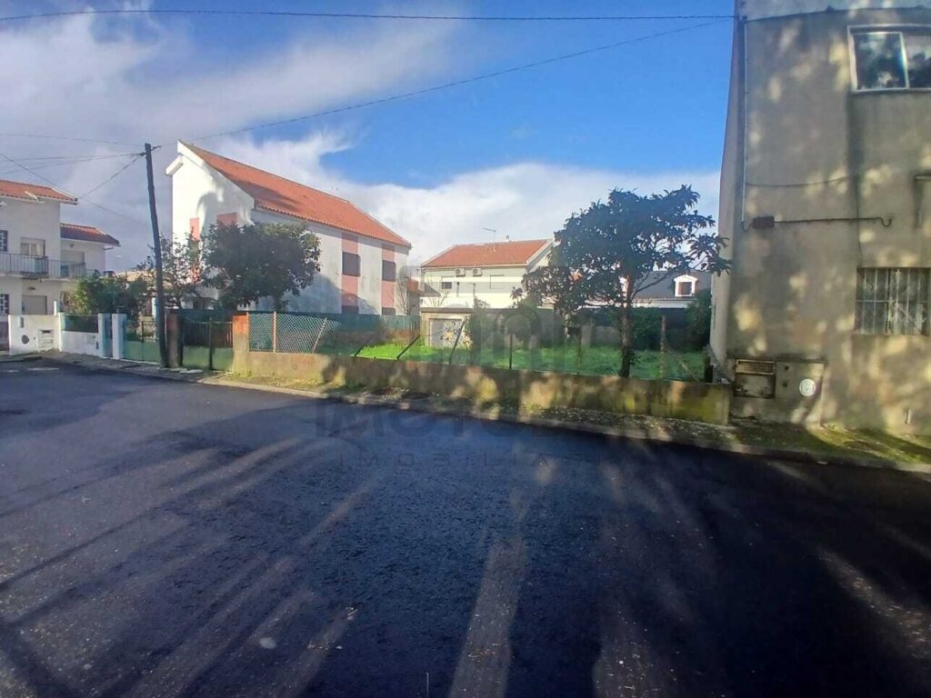 Terreno Urbano - Bairro da Junqueira (São Julião do Tojal)